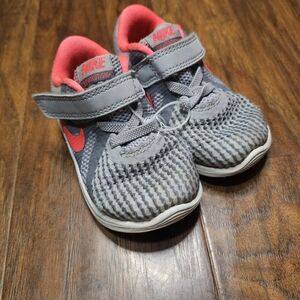 Nike Kids Sneakers in Gray and Pink